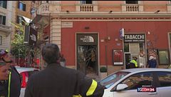 Crolla il solaio di un negozio a Roma: estratte vive quattro persone