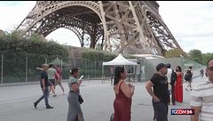 Parigi, la protesta delle lavoratrici della Tour Eiffel: "Nascoste per l'arrivo della delegazione indù"