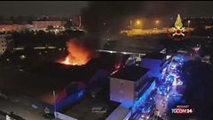 A fuoco capannone a Pero (Milano), incendiate numerose auto di lusso