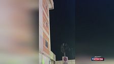 Reggio Calabria, la giostra del luna park sfiora il palazzo: il video diventa virale