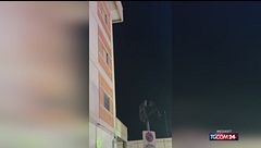 Reggio Calabria, la giostra del luna park sfiora il palazzo: il video diventa virale