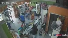 Interrompe la rapina per servire un cliente. Il surreale momento ripreso dalle camere di sicurezza