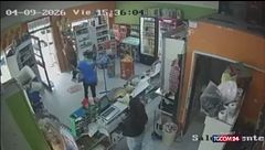 Interrompe la rapina per servire un cliente. Il surreale momento ripreso dalle camere di sicurezza