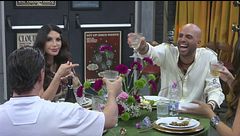 Un brindisi inaugura la prima cena dei VIP