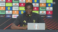 Juve, imbarazzo in sala stampa: mentre parla Kalulu parte un "Prova, Prova"