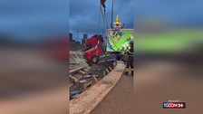 Milano, tir sfonda guard rail e rimane sospeso sopra l'autostrada