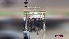 Caos all'apertura dello store: clienti "assaltano" il negozio