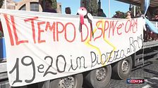Gli attivisti di Spin Time scendono in piazza