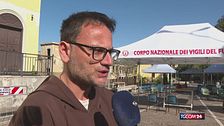Pozzuoli, dopo il terremoto il parroco celebra la messa sul sagrato