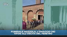 Funerale Mazzola, applausi e cori all'uscita del feretro