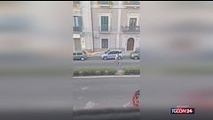 Crotone, danneggia auto in sosta e aggredisce i poliziotti con una spranga