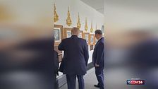 Trump mostra il ritratto dell'autopen al posto di Biden: Xi scoppia a ridere