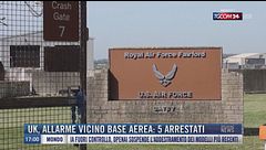 Breaking News delle 17.00 | Uk, allarme vicino base aerea: 5 arrestati