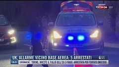 Breaking News delle 18.00 | Uk, allarme vicino base aerea: 5 arrestati
