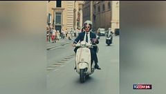 La dolce vita del premier ungherese Magyar: gira Roma in Vespa e canta in piazza "Sarà perché ti amo"