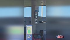 Carburanti, code alle stazioni Eni per i prezzi calmierati