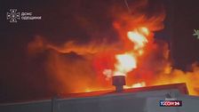 Ucraina, i vigili del fuoco tentano di spegnere gli incendi dopo gli attacchi a Odessa