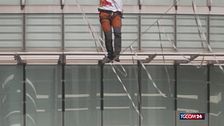 Seul, acrobata compie una traversata sospeso su una corda a 120 metri