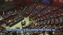 Breaking News delle 21.30 | Legge elettorale in aula, governo pone fiducia