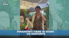 Pinamonti senza paura: tiene in mano un serpente