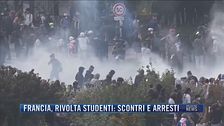 Breaking News delle 21.30 | Francia, rivolta studenti: scontri e arresti