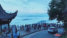 Un mare di nuvole si riversa sulle vette della Cina orientale