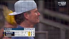 Baseball: Tom DeLonge dei Blink 182 si emoziona quando allo stadio parte la sua "All the small things"