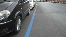 Parcheggia all'alba sulle strisce bianche e alla sera le ritrova blu