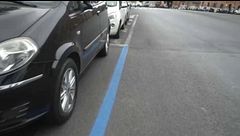 Parcheggia all'alba sulle strisce bianche e alla sera le ritrova blu