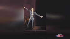 Céline Dion inciampa sul palco e dimentica il testo: il pubblico canta per lei