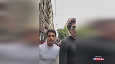 Milano, Tony Effe e Ignazio Moser corrono inseguendo il tram