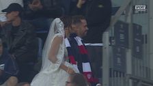 Cagliari-Juventus, sposi in tribuna con abito da nozze e sciarpa rossoblù
