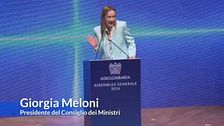 Dal palco di Assolombarda Meloni scherza sulla sua altezza e fa togliere il rialzo: "Non sono proprio un nano"