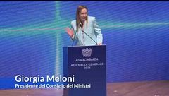 Dal palco di Assolombarda Meloni scherza sulla sua altezza e fa togliere il rialzo: "Non sono proprio un nano"