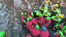 Sardegna, il momento in cui i soccorsi hanno estratto lo speleologo dalla grotta