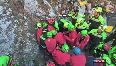 Sardegna, il momento in cui i soccorsi hanno estratto lo speleologo dalla grotta