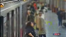 Milano, aiutano una mamma col passeggino e poi la rapinano: arrestati due 20enni