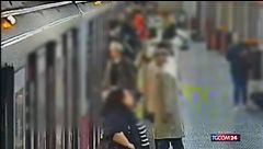 Milano, aiutano una mamma col passeggino e poi la rapinano: arrestati due 20enni