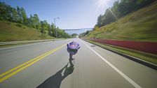 A 151,83 km/h su uno skateboard in posizione eretta: l'impresa di Diego Poncelet