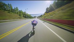 A 151,83 km/h su uno skateboard in posizione eretta: l'impresa di Diego Poncelet