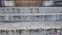 Palermo, il parroco che pulisce i rifiuti post movida