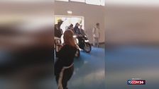 Napoli, in scooter nella palestra della scuola appena rinnovata