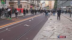 Milano, l'arrivo della polizia e i primissimi arresti | Video