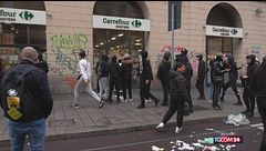 Milano, il disperato tentativo di un dipendente di evitare il saccheggio del negozio | Video