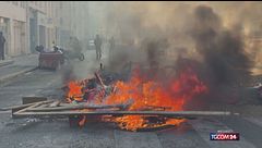 Ancora guerriglia a Parigi: bruciate biciclette, agenti schierati