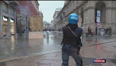 Guerriglia a Milano, la polizia risponde ai teppisti con lacrimogeni e idranti