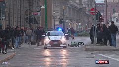 Caos a Milano, teppisti lanciano estintori contro l'auto dei vigili
