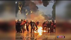 Proteste in Albania, un poliziotto prende fuoco durante le sommosse