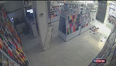 Nizza, preso d'assalto un negozio di custodie per cellulari: le immagini delle videocamere di sorveglianza