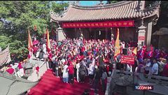 La statua dorata della dea del mare Mazu in processione intorno all'isola di Meizhou